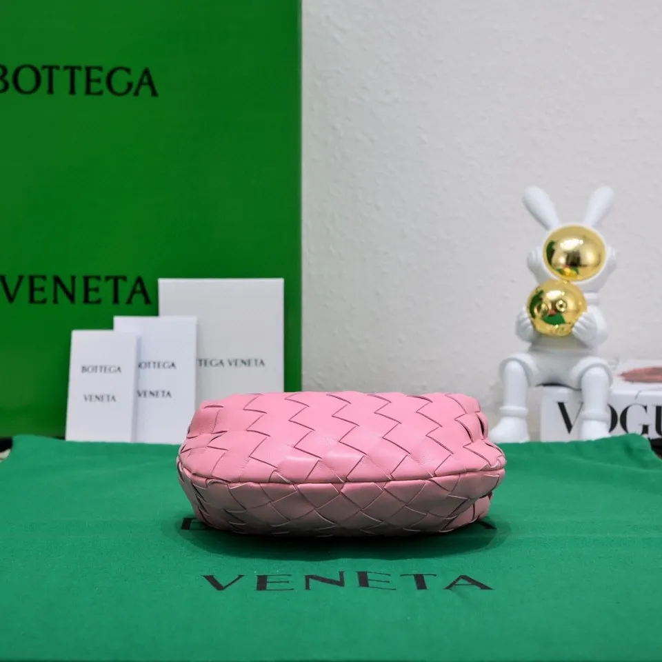 Batch 1080 BV super mini JODIE handbag, dumpling bag, woven knotted bag, simple, fashionable and super cute🍒Every color is high-end. It is a smaller version of the original mini version🤣It can only hold cuteness🍓🍓The upper body is fashionable and romantic. The fashionable bags created by Daniel Lee are really more and more favored by street experts. Style number: 6699-0# Size: 17*16*6.5
